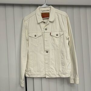 Beautiful white denim men’s Levi’s jacket. Size medium.